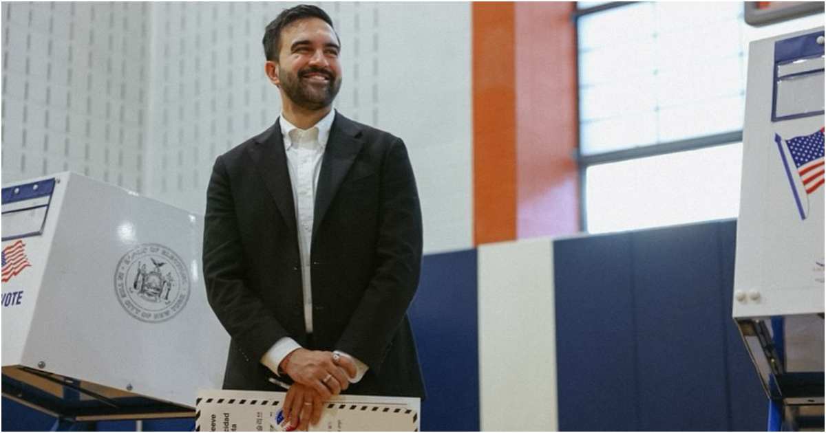 কুইন্স বোরোর অ্যাস্টোরিয়ার কেন্দ্রে মঙ্গলবার ভোট দেন ডেমোক্র্যাটিক পার্টির মেয়র পদপ্রার্থী জোরান মামদানি। ছবি: মামদানির ফেসবুক পেজ